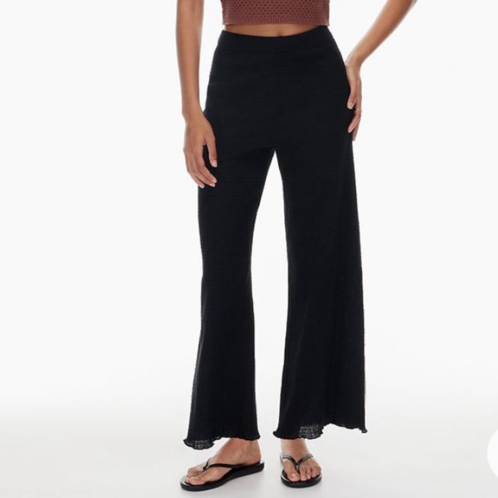 Aritzia Wilfred Verona stretch smocked/seersucker pants in black